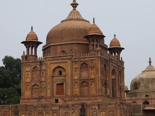 Tour package Varanasi Prayagraj Ayodhaya - Image 4